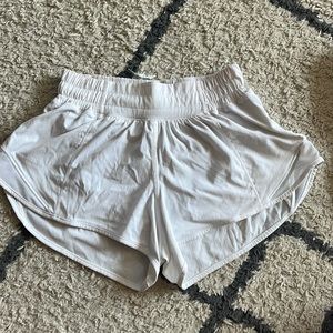 Lululemon Hotty Hot Low-Rise Lined short 2.5”